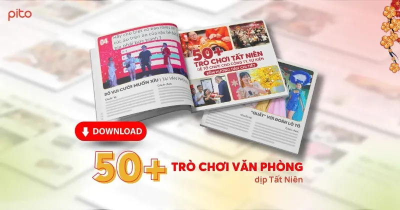 Hình ảnh em bé tuổi Tỵ 2025 đang chơi một cách vui vẻ và tập trung, có thể là chơi xếp hình hoặc một trò chơi vận động nhẹ